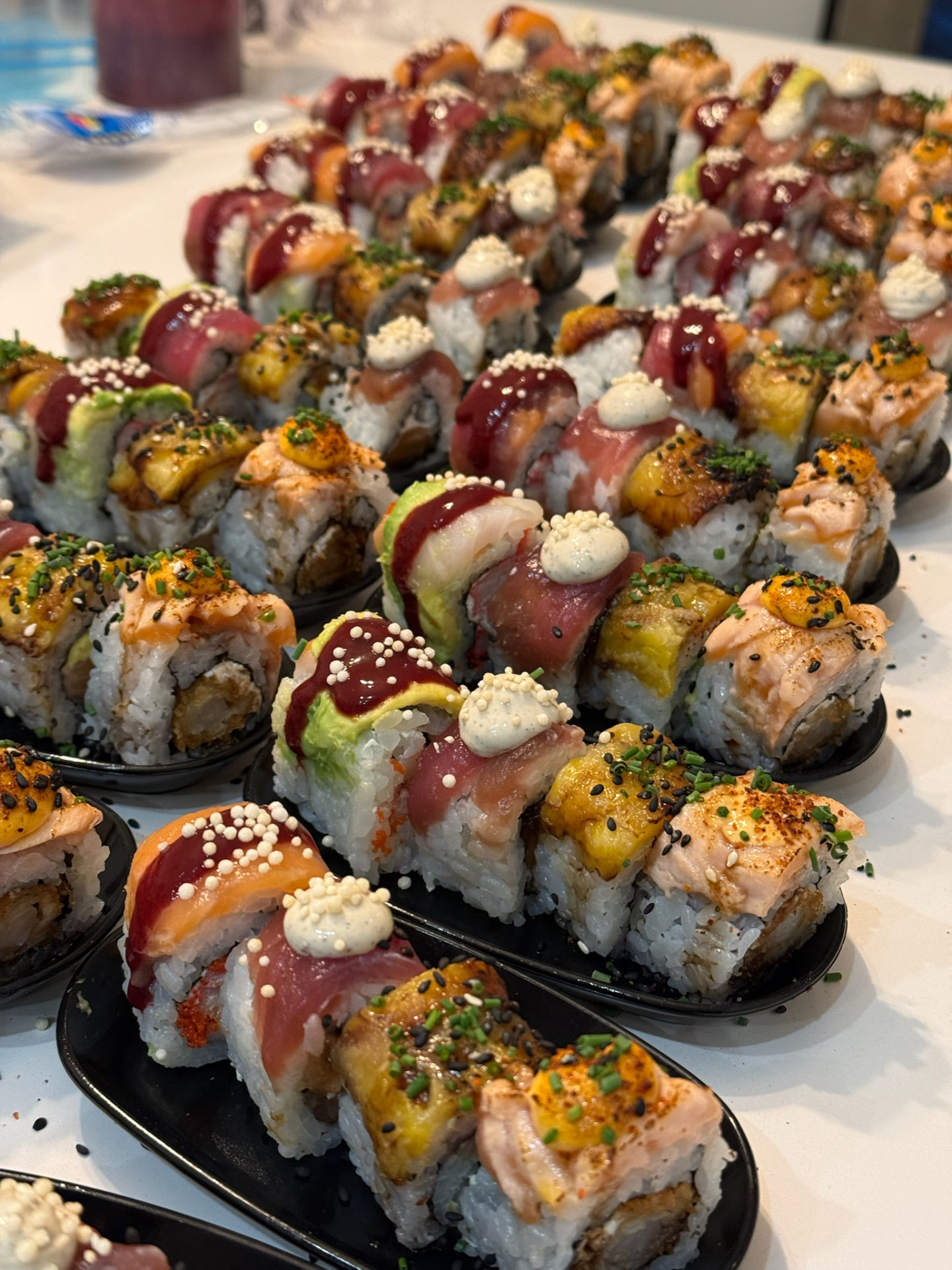 Selección de piezas de sushi fusión de autor preparadas para una experiencia gastronómica privada